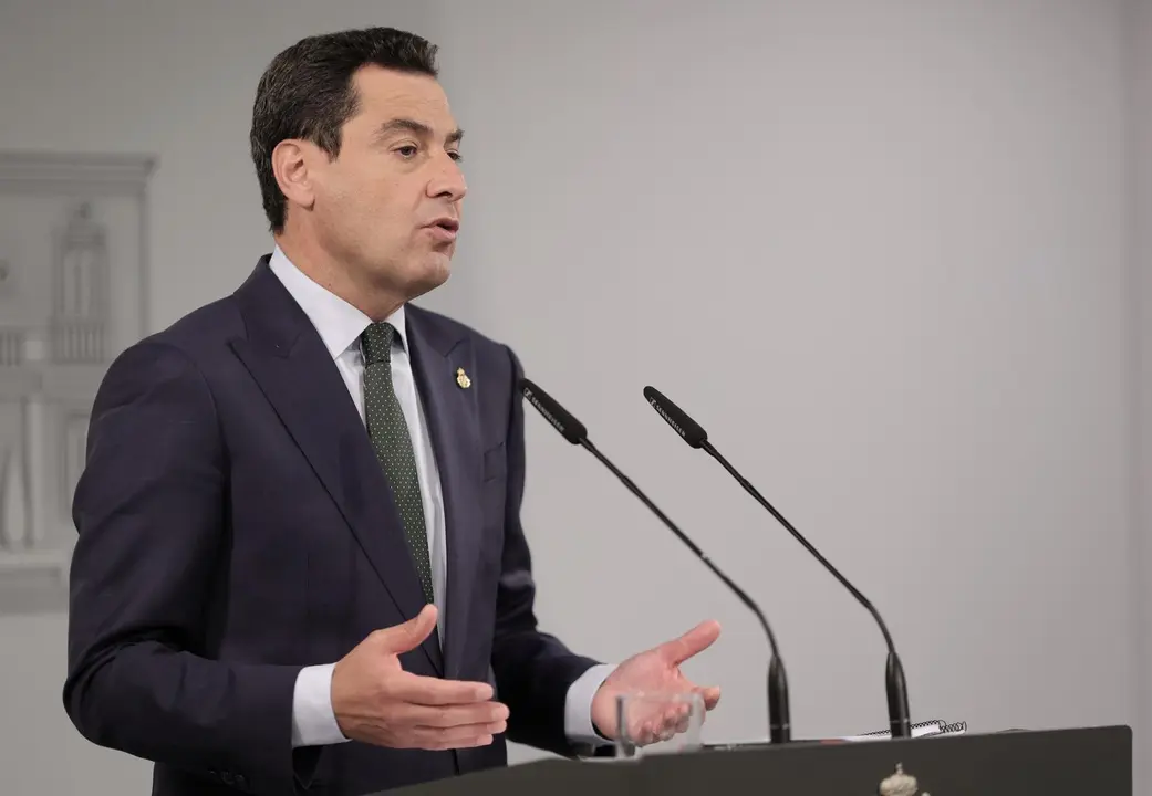 El presidente de la Junta de Andaluc&iacute;a, Juan Manuel Moreno Bonilla, ofrece una rueda de prensa tras su reuni&oacute;n con el presidente del Gobierno, Pedro S&aacute;nchez, en el Palacio de la Moncloa, a 17 de junio de 2021. Se trata de la primera reuni&oacute;n oficial de amb