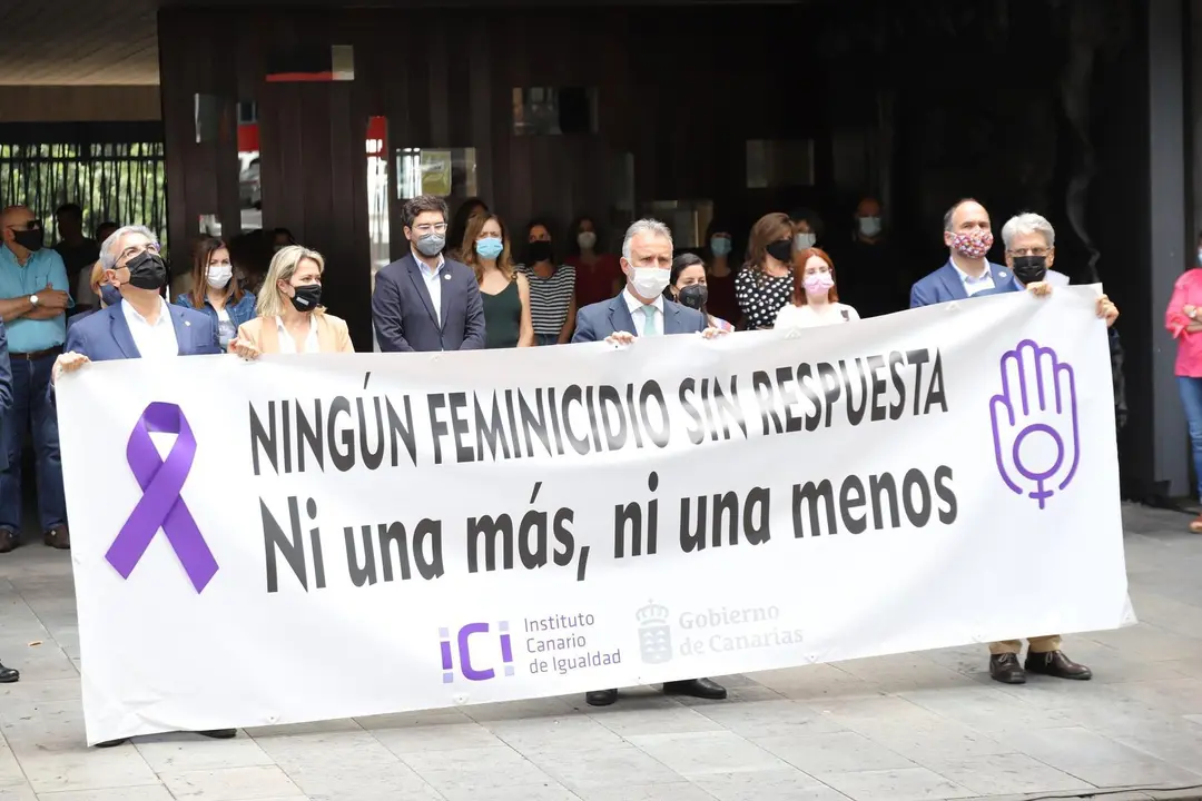 El presidente del Gobierno de Canarias, &Aacute;ngel V&iacute;ctor Torres, y los consejeros de su Ejecutivo, en un minuto de silencio por el asesinato machista de una mujer en La Laguna
