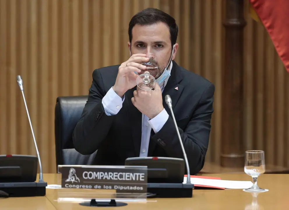 El ministro de Consumo, Alberto Garz&oacute;n, bebe agua durante una Comisi&oacute;n de Sanidad y Consumo en el Congreso, a 16 de junio de 2021, en la Sala Ernest Lluch del Congreso de los Diputados, Madrid, (Espa&ntilde;a). Durante su intervenci&oacute;n ha informado sobre las actu