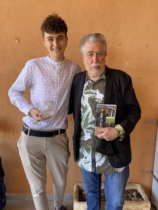 SM y la Fundaci&oacute; Jordi Sierra i Fabra presentan 'Los impostores', escrita por C&eacute;sar Carrasco Garc&iacute;a, de Totana (Murcia), quien ha recibido  este 17 de junio el XVI Premio Jordi Sierra i Fabra para J&oacute;venes en su  antiguo centro educativo