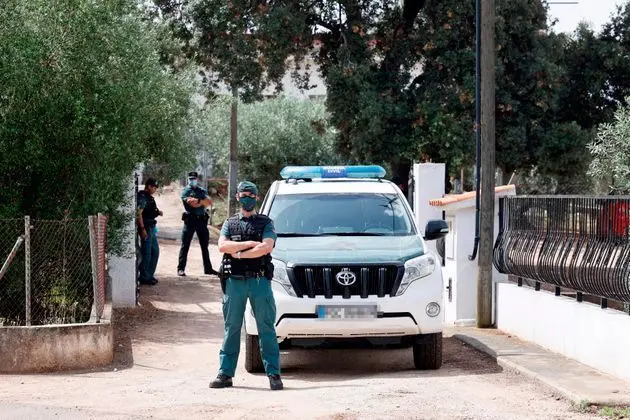 La Guardia Civil durante el registro de la finca./ EFE