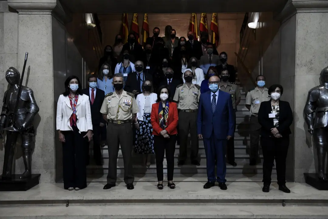 Foto de familia, el director del Centro Superior de Estudios de la Defensa Nacional, Luis Torcal (2i) y la ministra de Defensa, Margarita Robles (3i), posan despu&eacute;s de la clausura de las II Jornadas de Seguridad y Defensa para medios de comunicaci&oacute;n, en e