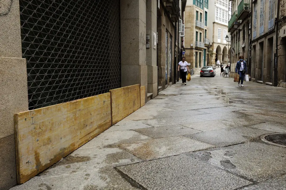 D&Iacute;A DESPU&Eacute;S DE LAS INUNDACIONES POR TORMENTA DEL MI&Eacute;RCOLES. OURENSE 17/06/21. Los negocios del casco antiguo de la ciudad mantienen de un d&iacute;a para otro las "barreras" con las que intentan hacer frente al agua que se junta en la zona en las tormentas de estos d&iacute;as. foto Rosa Veiga