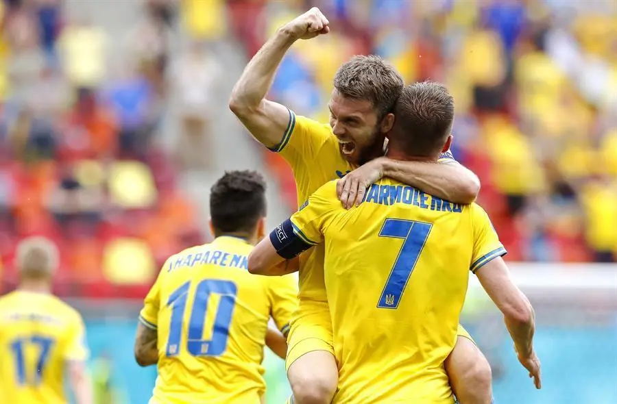 Andriy Yarmolenko (R) de Ucrania celebra con sus compa&ntilde;eros de equipo despu&eacute;s de marcar el 1-0 durante el partido de f&uacute;tbol de la ronda preliminar del grupo C de la Eurocopa 2020 entre Ucrania y Macedonia del Norte en Bucarest, Ruman&iacute;a, 17 de junio de 2021. (Ruman&iacute;a, Ucrania, Bucarest) EFE/EPA/Robert Ghement