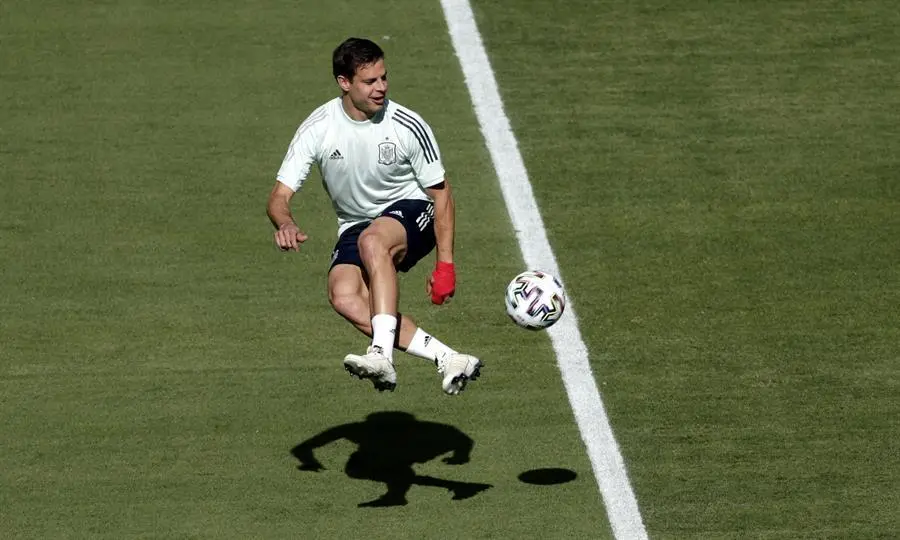 El jugador de Espa&ntilde;a C&eacute;sar Azpilicueta durante una sesi&oacute;n de entrenamiento en Sevilla, Espa&ntilde;a, el 13 de junio de 2021. Espa&ntilde;a se enfrentar&aacute; a Suecia en su partido de f&uacute;tbol de la ronda preliminar del grupo E de la Eurocopa 2020 el 14 de junio de 2021. (Espa&ntilde;a, Suecia, Sevilla) EFE/Julio Munoz