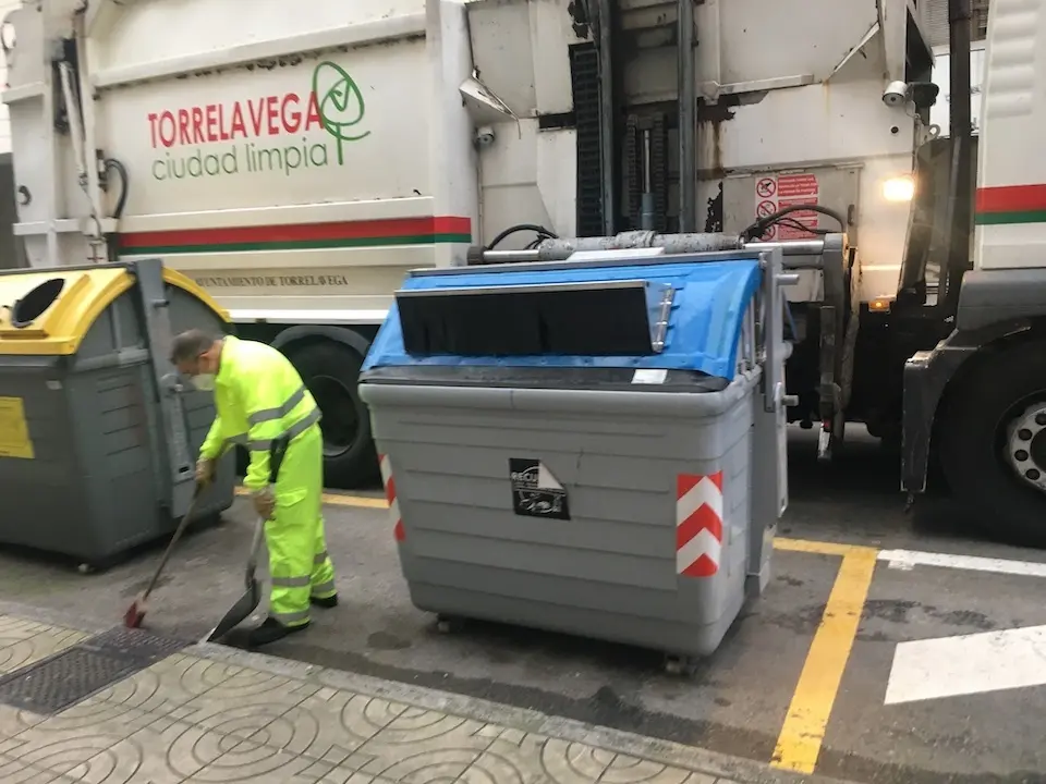 Un operario realiza las labores de limpieza en Torrelavega. / S. D&iacute;az