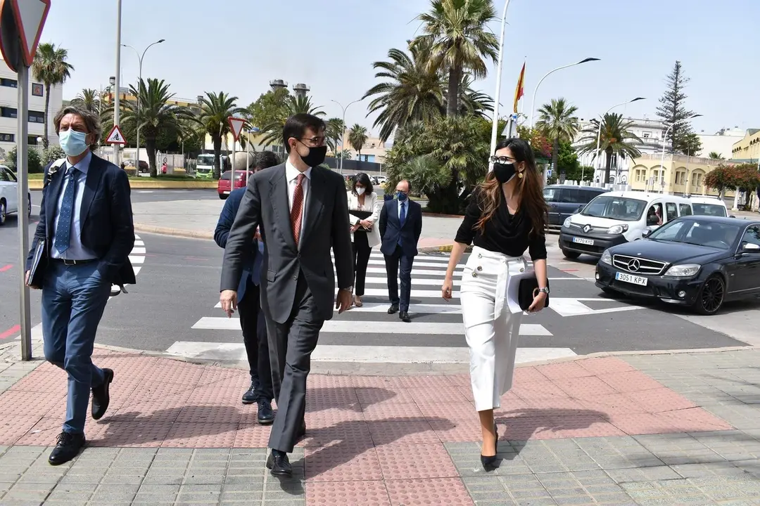 La delegada del Gobierno en Melilla, Sabrina Moh, con el secretario de Estado de la Uni&oacute;n Europea en su reciente visita a Melilla en una imagen de archivo