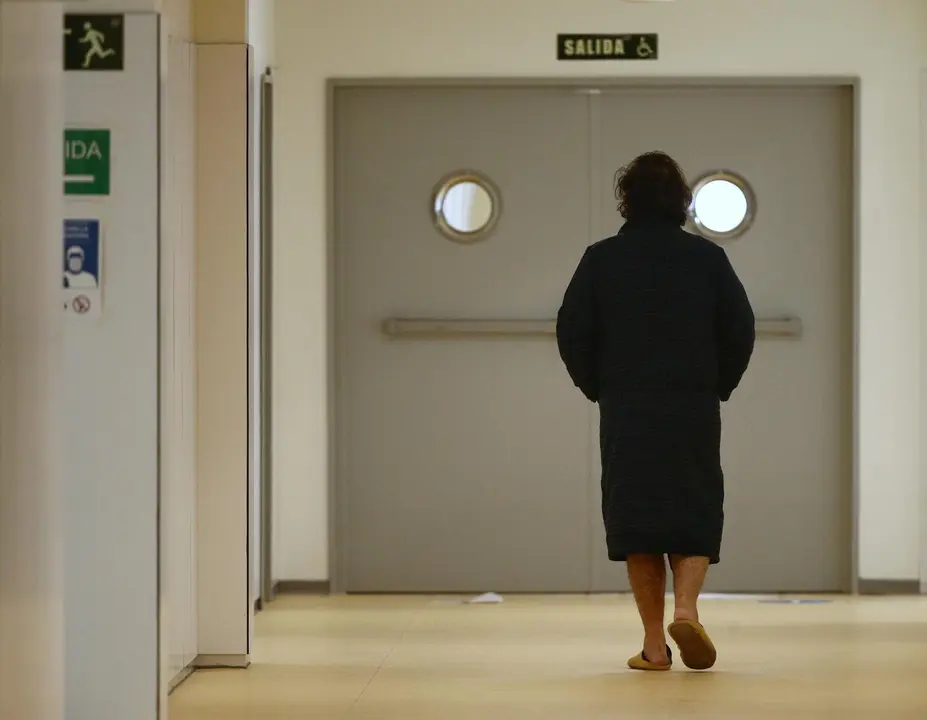 Archivo - Un enfermo camina por el pasillo del Hospital de Emergencias Isabel Zendal, Madrid (Espa&ntilde;a), a 20 de enero de 2021. 