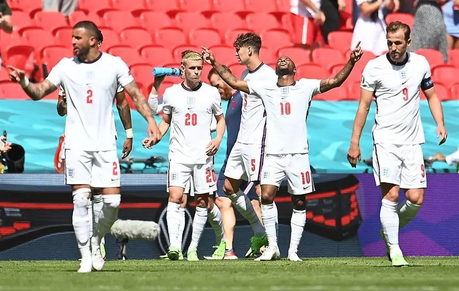Raheem Sterling (2-R) de Inglaterra celebra despu&eacute;s de marcar el primer gol de su equipo durante el partido de f&uacute;tbol de la ronda preliminar del grupo D de la Eurocopa 2020 entre Inglaterra y Croacia en Londres, Gran Breta&ntilde;a, el 13 de junio de 2021. (Croacia, Reino Unido, Londres) EFE/EPA/Andy Rain