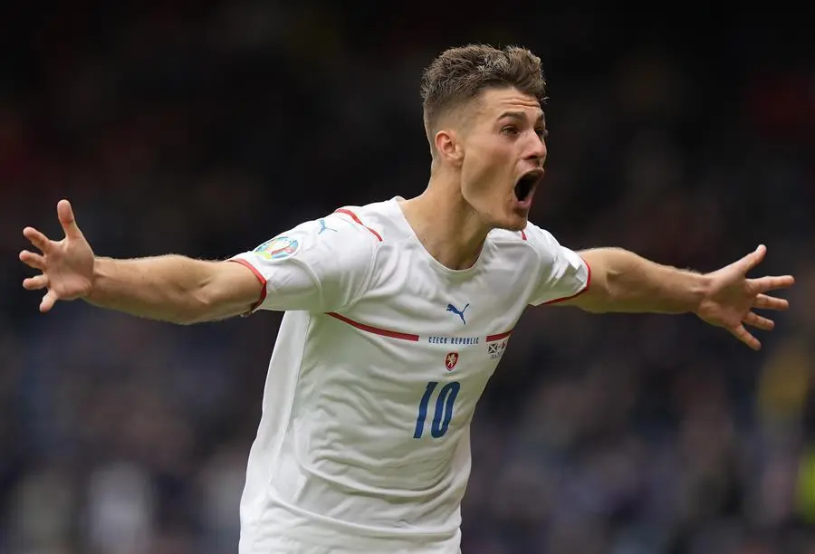 Patrik Schick, de la Rep&uacute;blica Checa, celebra tras marcar el segundo gol de su equipo durante el partido de f&uacute;tbol de la ronda preliminar del grupo D de la Eurocopa 2020 entre Escocia y la Rep&uacute;blica Checa en Glasgow, Gran Breta&ntilde;a, el 14 de junio de 2021. (Rep&uacute;blica Checa, Reino Unido) EFE/EPA/Petr Josek