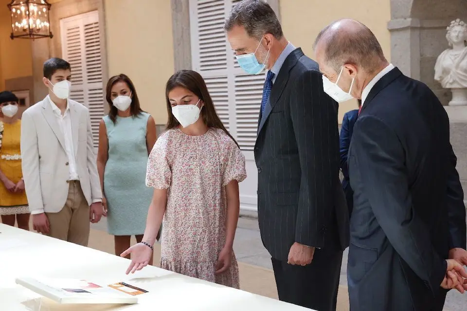 Mar&iacute;a Guti&eacute;rrez, recibida por el rey Felipe en el Palacio Real de El Pardo. / L. Guti&eacute;rrez