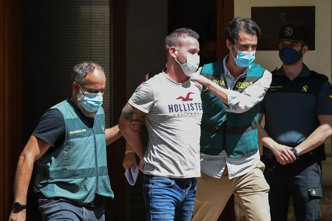David S., detenido en relaci&oacute;n con la desaparici&oacute;n de la joven Wafaa, es escoltado por agentes de la Guardia Civil a su salida del cuartel Carcaixent, de 17 de junio de 2021, en Carcaixent, Valencia