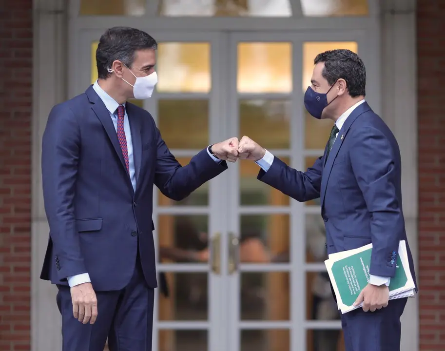 El presidente del Gobierno, Pedro S&aacute;nchez (i), saluda con el pu&ntilde;o al presidente de la Junta de Andaluc&iacute;a, Juan Manuel Moreno Bonilla, a su llegada al Palacio de la Moncloa, a 17 de junio de 2021. Se trata de la primera reuni&oacute;n oficial de ambos mandatarios