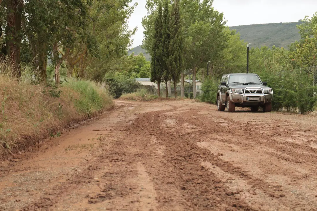 Un veh&iacute;culo en el exterior del camping Navarrete, tras el paso de las fuertes tormentas