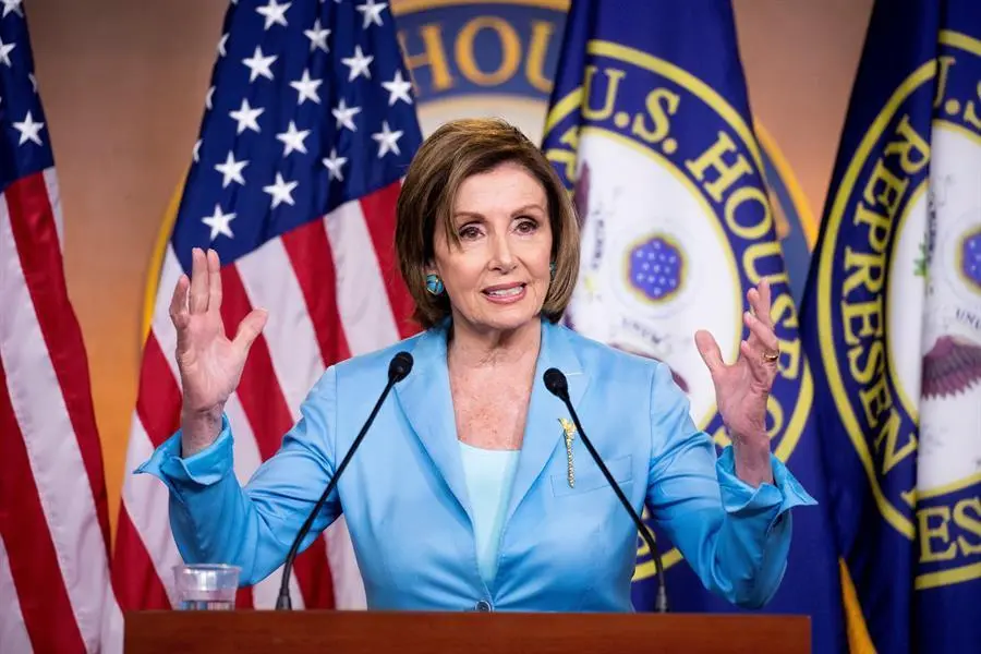 La presidenta de la C&aacute;mara de Representantes de Estados Unidos, Nancy Pelosi, ofrece una rueda de prensa en la que habla de la aprobaci&oacute;n de la Ley del D&iacute;a de la Independencia Nacional de junio y de la desestimaci&oacute;n por parte del Tribunal Supremo de una impugnaci&oacute;n de la Ley de Asistencia Asequible, en el Capitolio, en Washington, DC, Estados Unidos, el 17 de junio de 2021. (Lanzamiento de disco, Estados Unidos) EFE/EPA/MICHAEL REYNOLDS