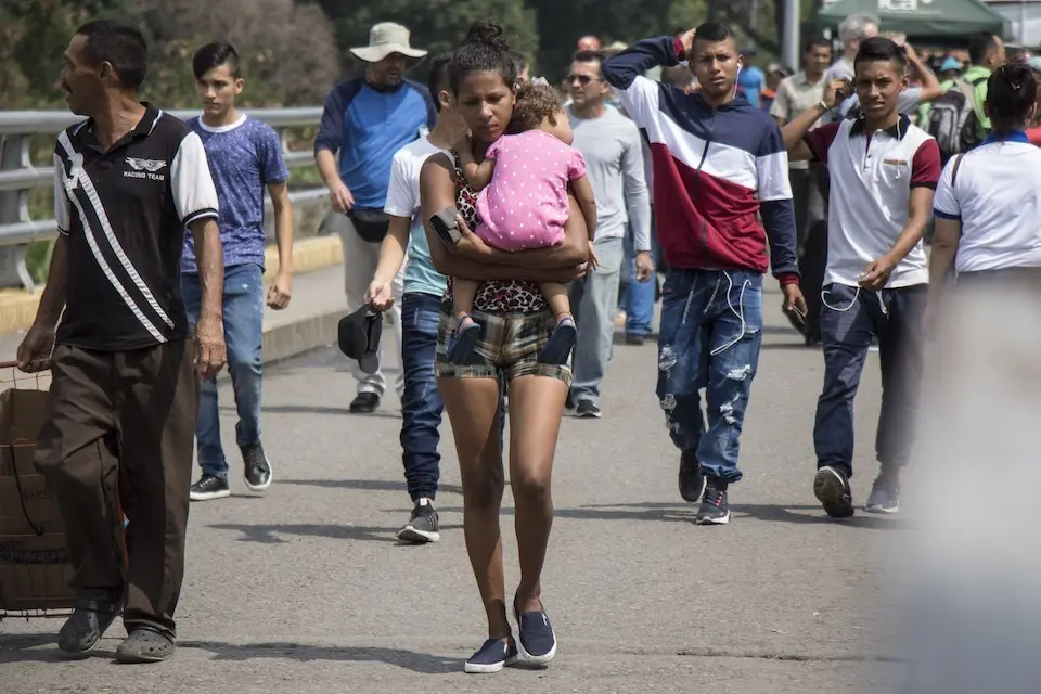 10 February 2019, Venezuela, Caracas: Venezuelans cross the Colombian-Venezuelan border over the Simon Bolivar International Bridge, to buy groceries due to shortages in their country.  Ten trucks carrying an estimated 100 tons of aid supplies have been waiting in Cucuta on the Colombian side of the border, unable to cross a bridge blocked by the Venezuelan army. Self-declared interim President Juan Guaido said on Twitter that he was nonetheless working on a plan to distribute the items to impoverished citizens. Photo: Elyxandro Cegarra/ZUMA Wire/dpa
  (Foto de ARCHIVO)
10/2/2019 ONLY FOR USE IN SPAIN