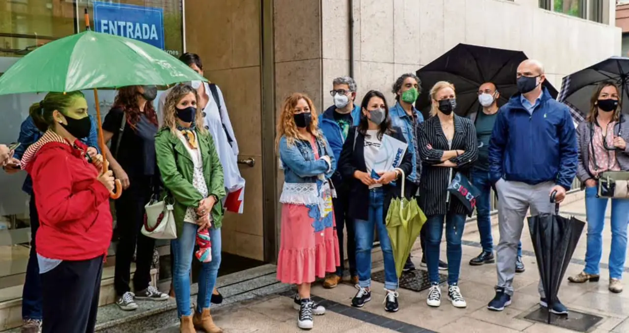 Miembros de la Junta de Personal Docente durante su protesta de ayer a las puertas de la Consejer&iacute;a de Sanidad. / Rom&aacute;n G. Aguilera