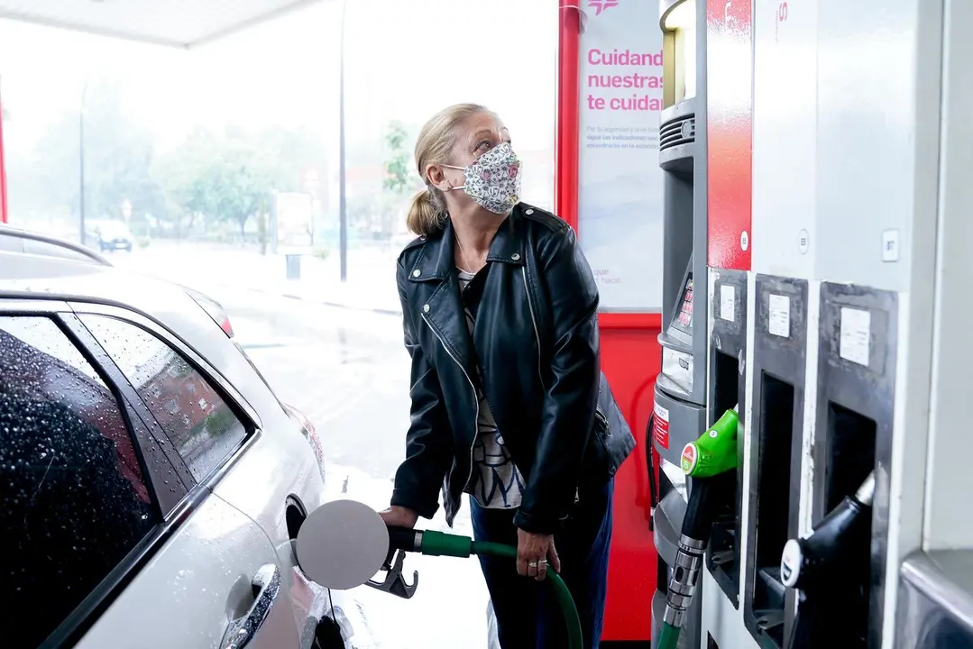 Una mujer pone gasolina a su veh&iacute;culo en una gasolinera, a 17 de junio, en Madrid, (Espa&ntilde;a). El coste medio del litro de gasolina ha registrado su tercera alza consecutiva para alcanzar los 1,367 euros, su nivel m&aacute;s alto desde hace casi siete a&ntilde;os. Antes 