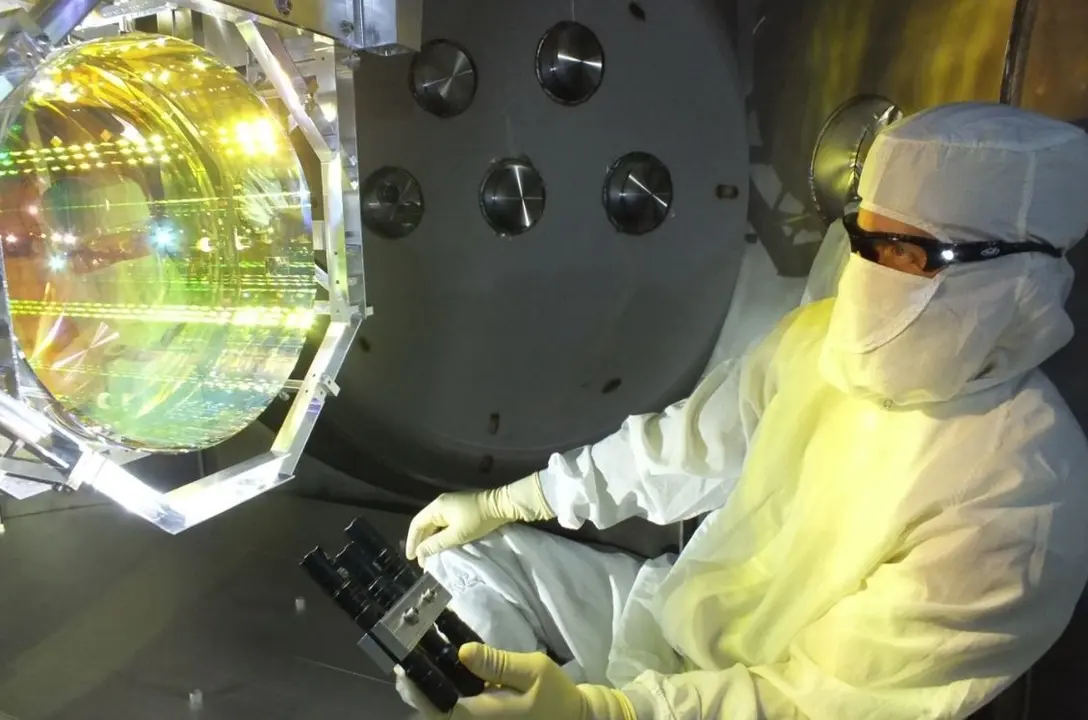 Uno de los cuatro espejos Advanced LIGO de 40 kg que se enfr&iacute;an cerca de su estado fundamental cu&aacute;ntico