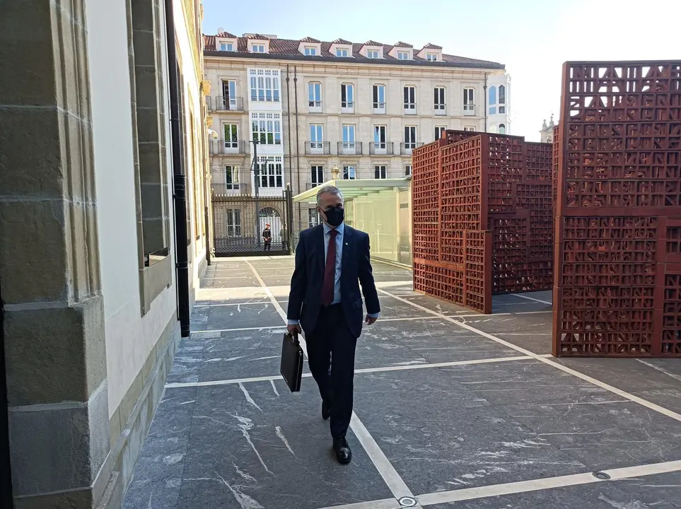 El lehendakari, I&ntilde;igo Urkullu, a su entrada al Parlamento Vasco.