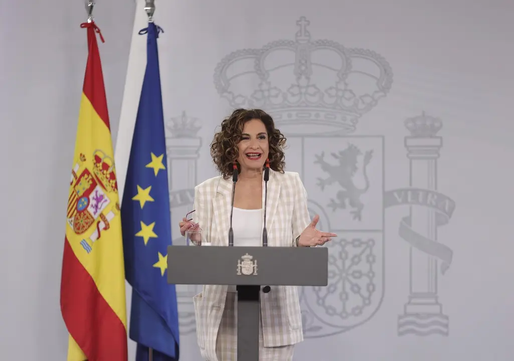 La ministra portavoz y de Hacienda, Mar&iacute;a Jes&uacute;s Montero, ofrece una rueda de prensa despu&eacute;s de la reuni&oacute;n que ha mantenido  el presidente del Gobierno, Pedro S&aacute;nchez, con el presidente de la Junta de Andaluc&iacute;a, Juanma Moreno, en el Palacio de la Moncloa, 