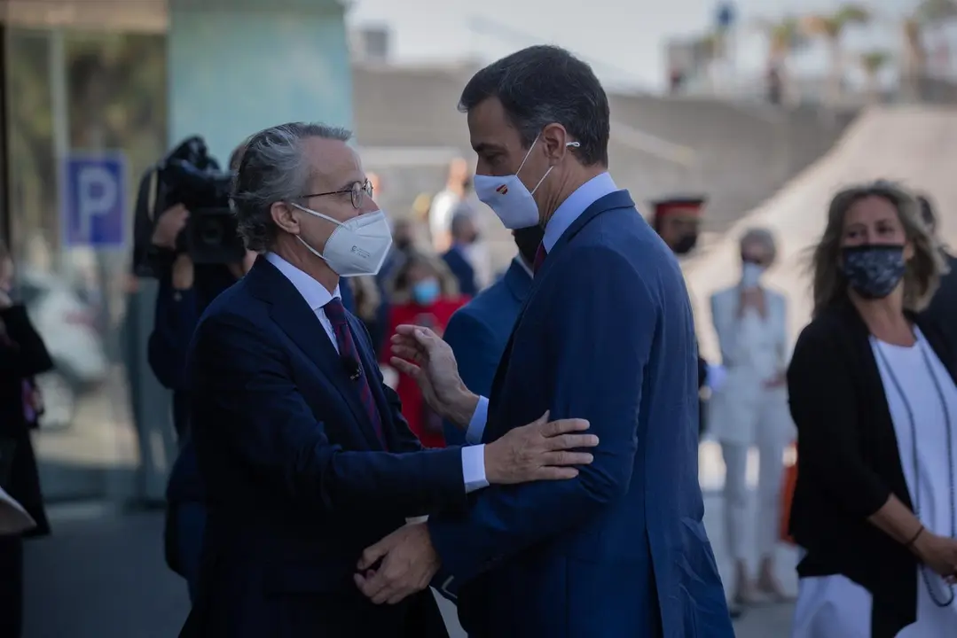 El presidente del Gobierno, Pedro S&aacute;nchez y el presidente del Cercle d'Economia, Javier Faus, se saludan en el Cercle d'Economia