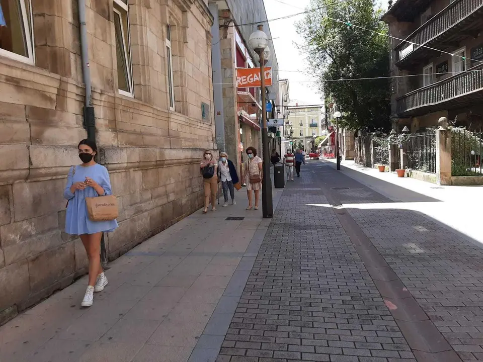 Varias personas con mascarilla circulan por el centro de Torrelavega. / S. D&iacute;az