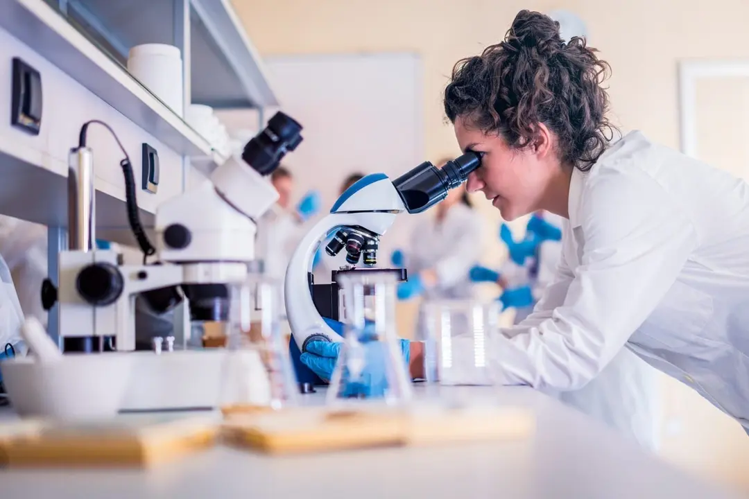 Archivo - Investigadora en un laboratorio