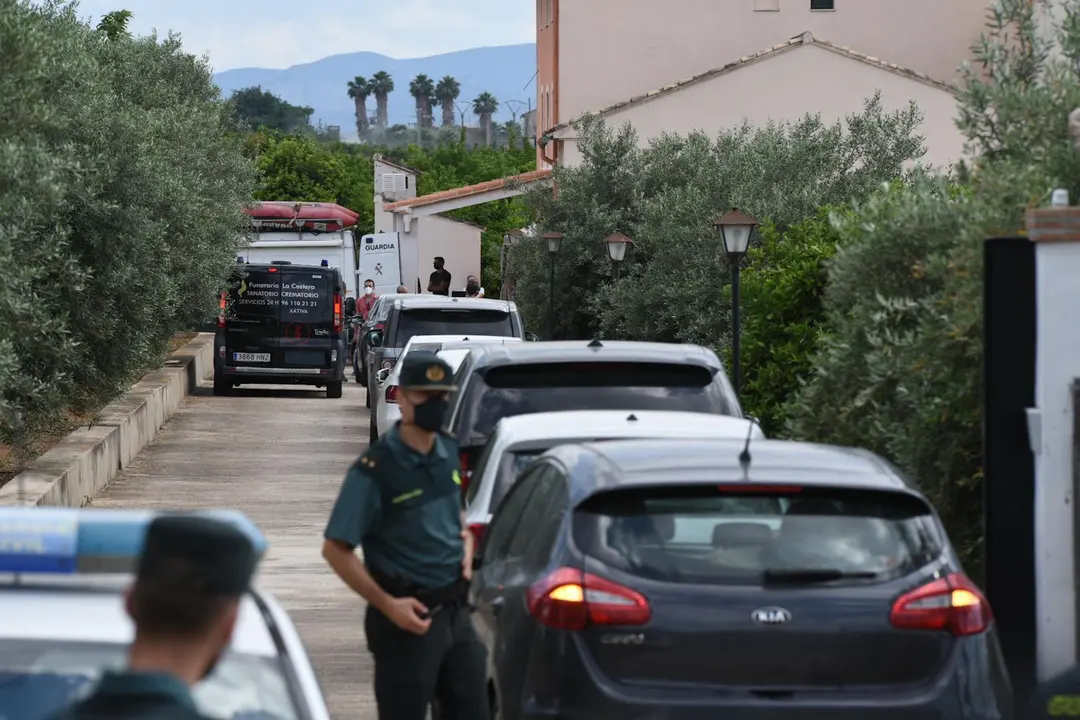 Un coche f&uacute;nebre llega a la finca de la familia de David S., detenido ayer en relaci&oacute;n con la desaparici&oacute;n de la joven Wafaa