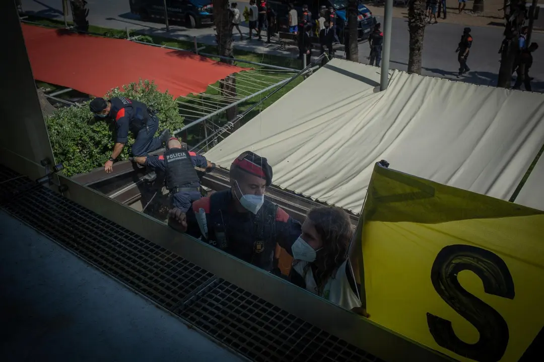 Activistas de Green Peace irrumpen en la Reuni&oacute; del Cercle d'Economia en la que interviene el presidente del Gobierno, Pedro S&aacute;nchez.