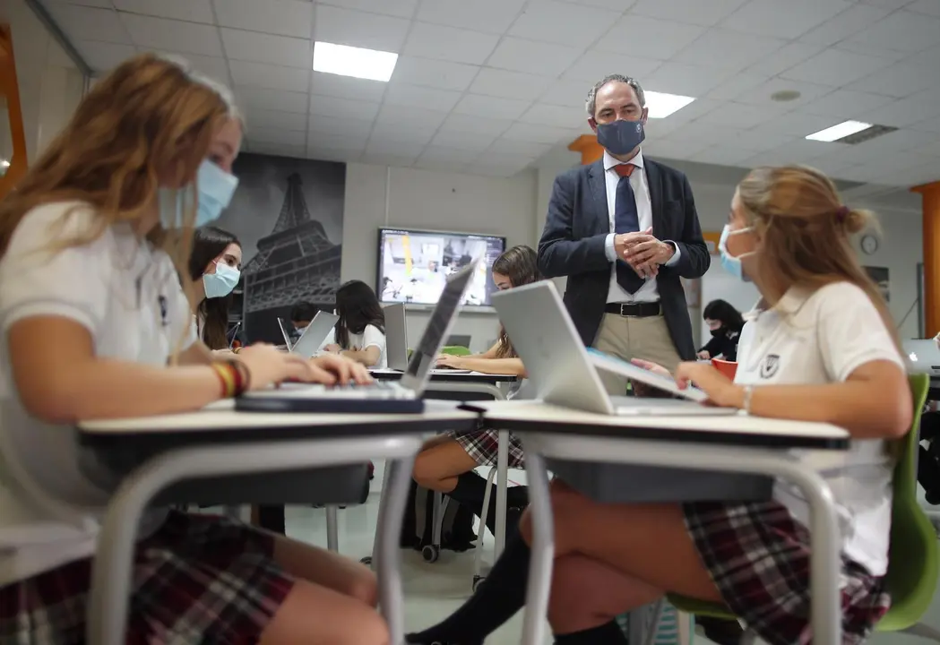 Archivo - Profesor en una clase de un colegio madrile&ntilde;o