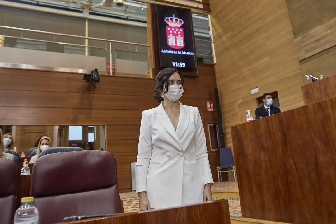 La presidenta en funciones de la Comunidad de Madrid, Isabel D&iacute;az Ayuso, en la primera sesi&oacute;n del pleno de su investidura