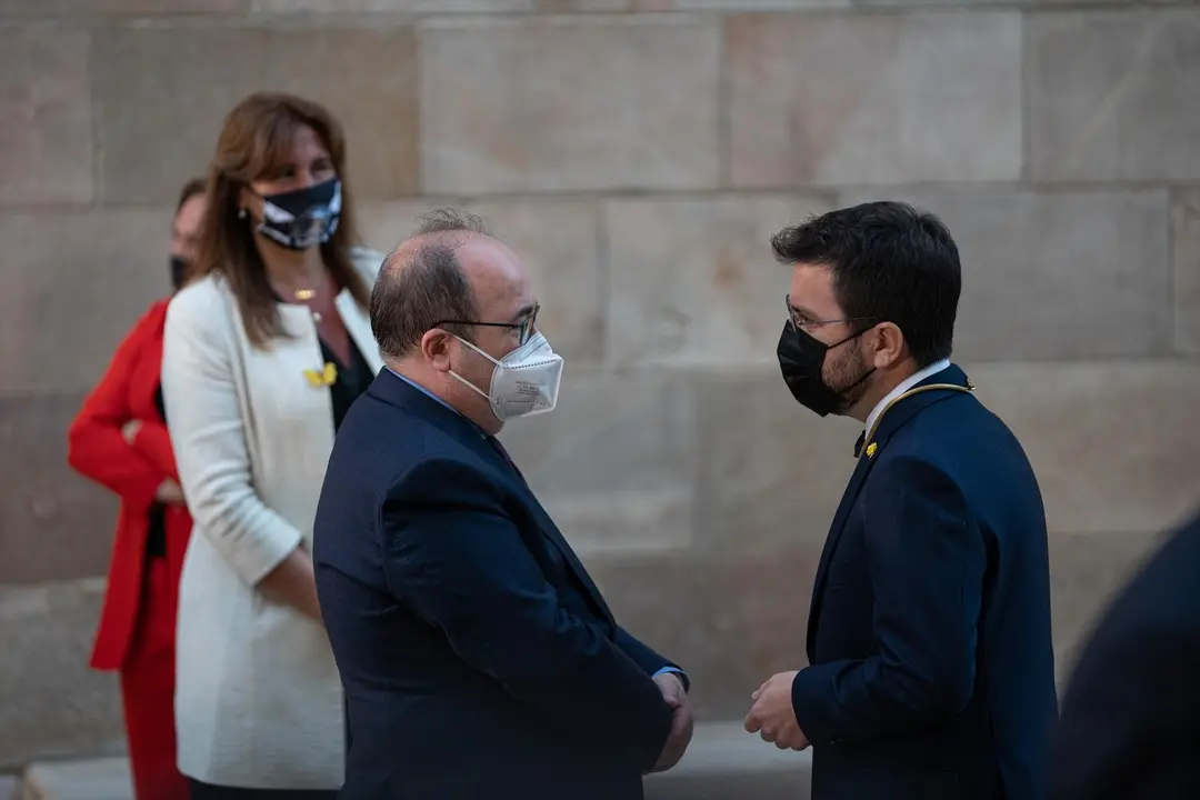 La presidenta del Parlament, Laura Borr&agrave;s (i), el ministro de Pol&iacute;tica Territorial y Funci&oacute;n P&uacute;blica y secretario del PSC, Miquel Iceta (c), y el presidente de la Generalitat, Pere Aragon&egrave;s (d), durante la toma de posesi&oacute;n de Pere Aragon&egrave;s como presidente