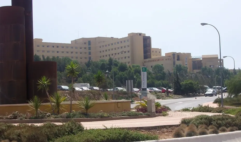 Archivo - Exterior del Hospital Torrec&aacute;rdenas de Almer&iacute;a