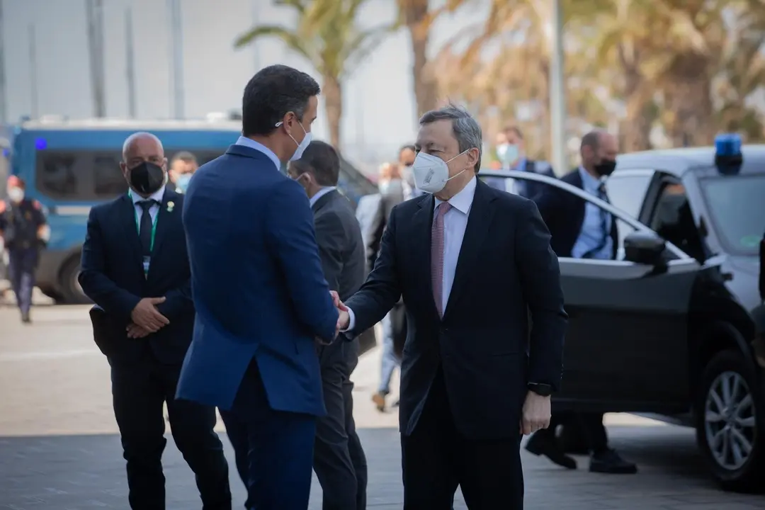 El presidente del Gobierno, Pedro S&aacute;nchez, saluda al primer ministro italiano, Mario Draghi, a su llegada al Hotel W de Barcelona.