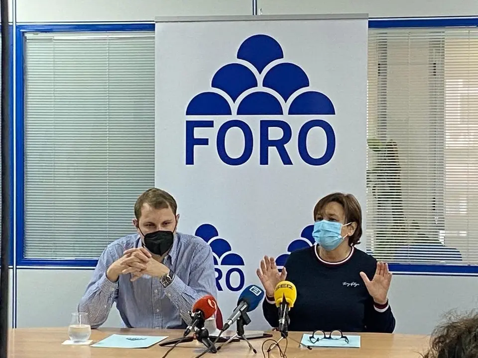 Archivo - Los dirigentes de Foro Adri&aacute;n Pumares y Carmen Moriy&oacute;n.