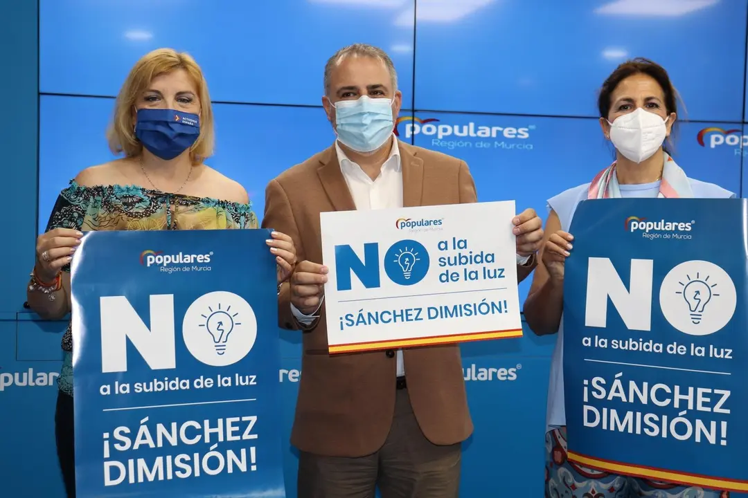 Violante Tom&aacute;s, junto a Francisco Abril e Isabel Borrego