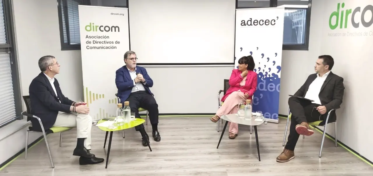 Ludi Garc&iacute;a, presidenta de ADECEC; Miguel L&oacute;pez-Quesada, presidente de Dircom; y Juan del Rey, responsable de desarrollo de negocio de AERCE; y el consultor independiente Francisco Porras.