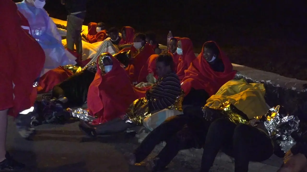 Loa servicios de emergencias atienden a migrantes rescatados de madrugada tras encallar su embarcaci&oacute;n en Orzola