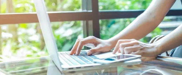 Archivo - Manos de una mujer en un teclado de ordenador
