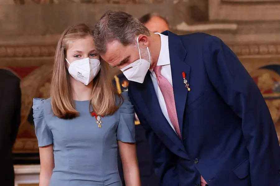 La princesa Leonor se dirige a su padre, el rey Felipe, durante el acto de imposici&oacute;n de condecoraciones de la Orden del M&eacute;rito Civil con motivo del VII aniversario de la proclamaci&oacute;n del Rey celebrado este viernes en el Palacio Real en Madrid. EFE/Ballesteros POOL