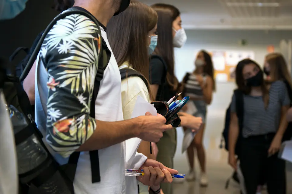Un grupo de estudiantes entra a un aula de la Facultad de Ciencias del Campus Montilivi de la Universidad de Girona para comenzar  los ex&aacute;menes de selectividad 2021, a 8 de junio de 2021, en Girona, Catalunya (Espa&ntilde;a). Un total de 39.775 estudiantes de Catalunya inician este martes las Pruebas de Acceso a la Universidad (PAU) en varios centros entre universidades e institutos y que como el a&ntilde;o pasado se celebrar&aacute; durante cuatro d&iacute;as.
EBAU;SELECTIVIDAD;EVAU;EDUCACI&Oacute;N;UNIVERSIDAD;8 DE UNIO DE 2021
Gl&ograve;ria S&aacute;nchez / Europa Press
8/6/2021