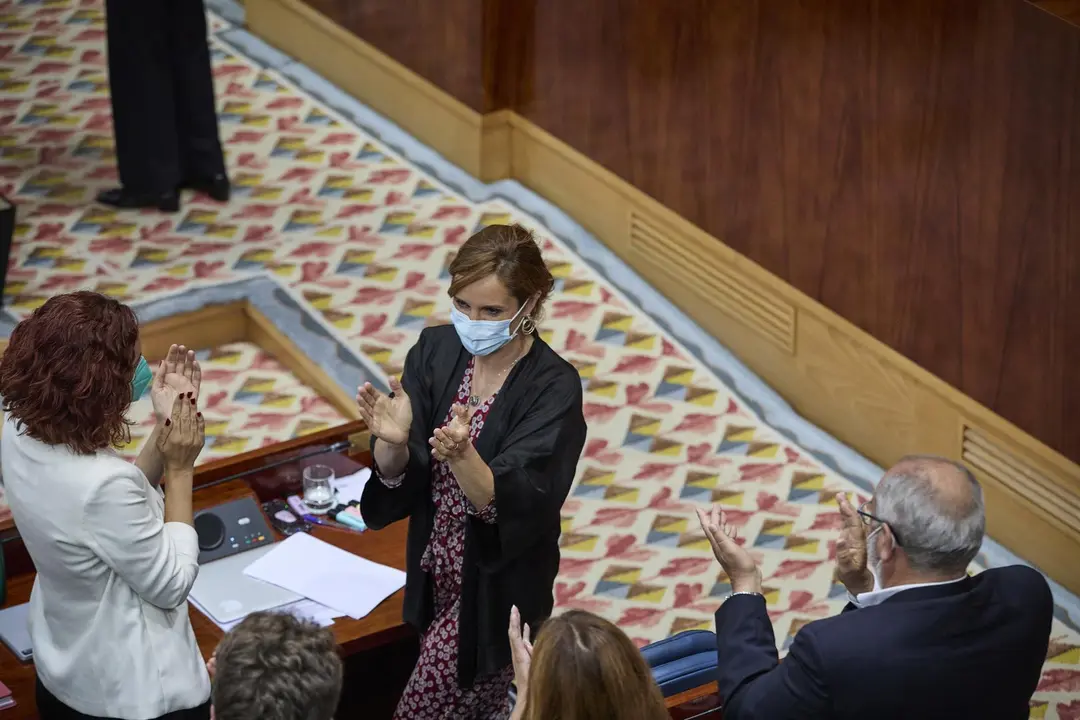La portavoz de M&aacute;s Madrid en la Asamblea, M&oacute;nica Garc&iacute;a, es aplaudida tras su intervenci&oacute;n en la segunda sesi&oacute;n del pleno de investidura de la presidenta en funciones de la Comunidad y candidata a la reelecci&oacute;n, Isabel D&iacute;az Ayuso, a 18 de junio de 2021, e
