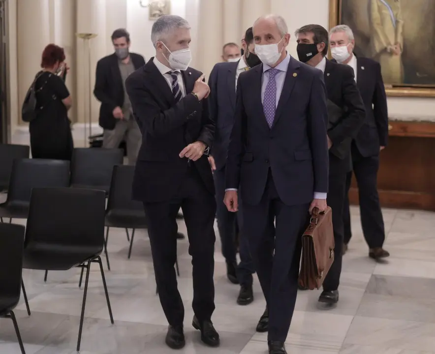 El ministro del Interior, Fernando Grande-Marlaska (i), y el vicelehendakari primero y consejero de Seguridad del Pa&iacute;s Vasco, Josu Erkoreka, entran en el Ministerio de Interior para presidir la reuni&oacute;n de la Junta de Seguridad