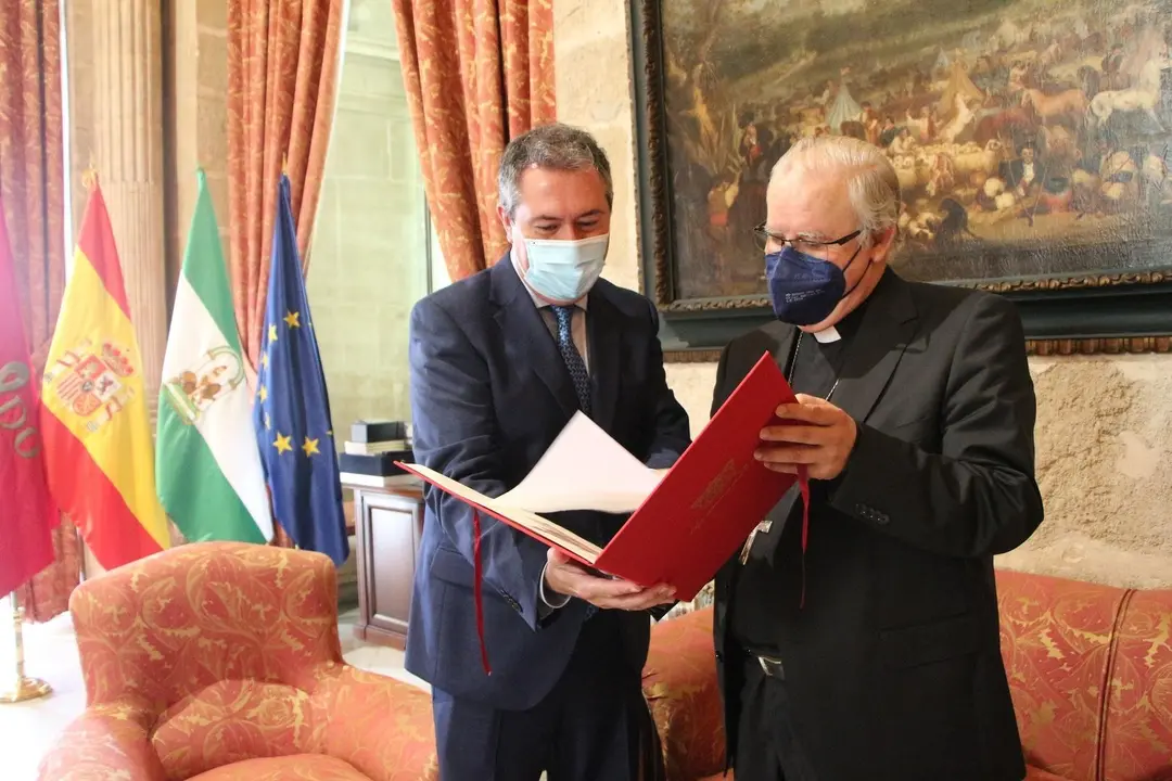 Espadas y Saiz, durante la primera visita institucional del arzobispo al Ayuntamiento.