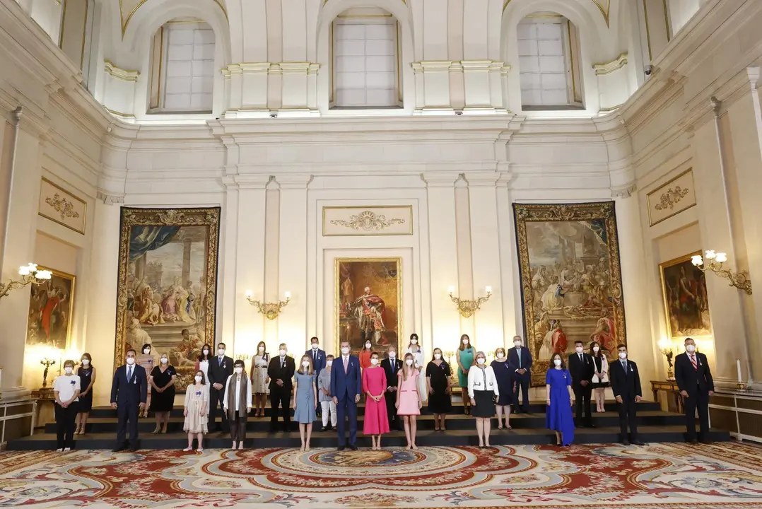 Los Reyes durante la entrega de la Orden del M&eacute;rito Civil a 24 espa&ntilde;oles