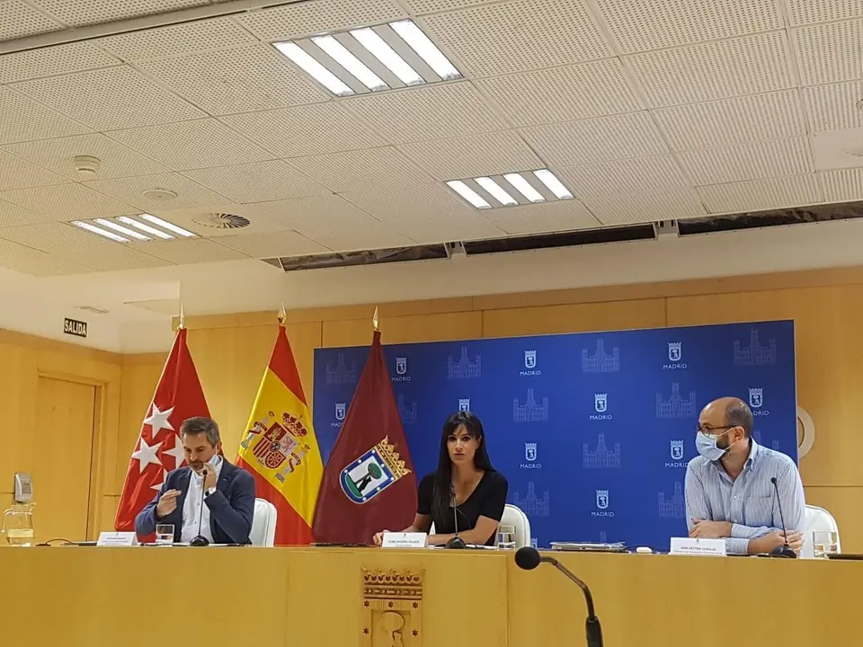 La vicealcaldesa de Madrid, Bego&ntilde;a Villac&iacute;s, y el delegado de Familias, Igualdad y Bienestar Social, Pepe Aniorte, presentan los resultados de la primera encuesta a la poblaci&oacute;n LGTBI de Madrid.