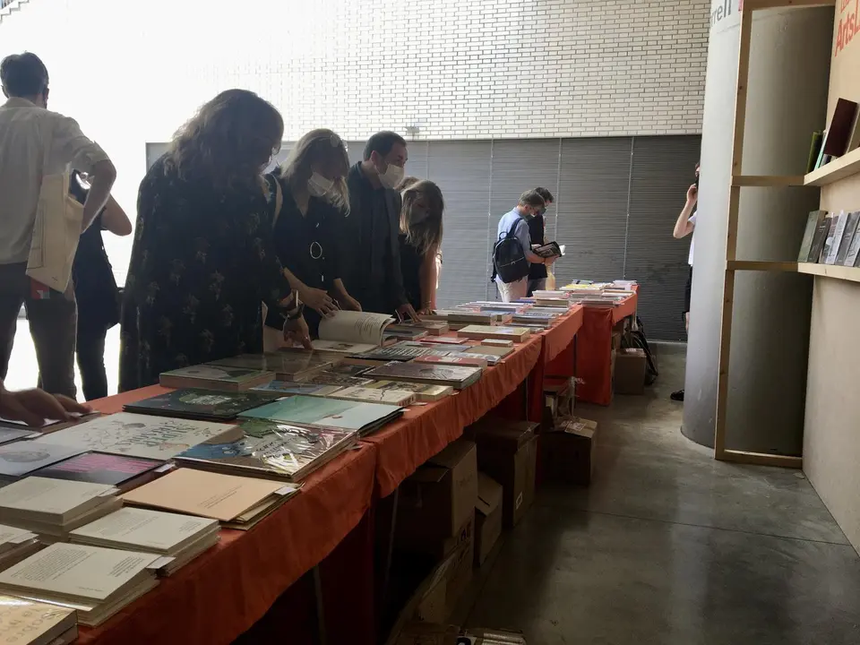 La consellera de Cultura del Govern, Nat&agrave;lia Garriga, asiste a la XII ArtsLibris en el Mercat de Sant Antoni de Barcelona.