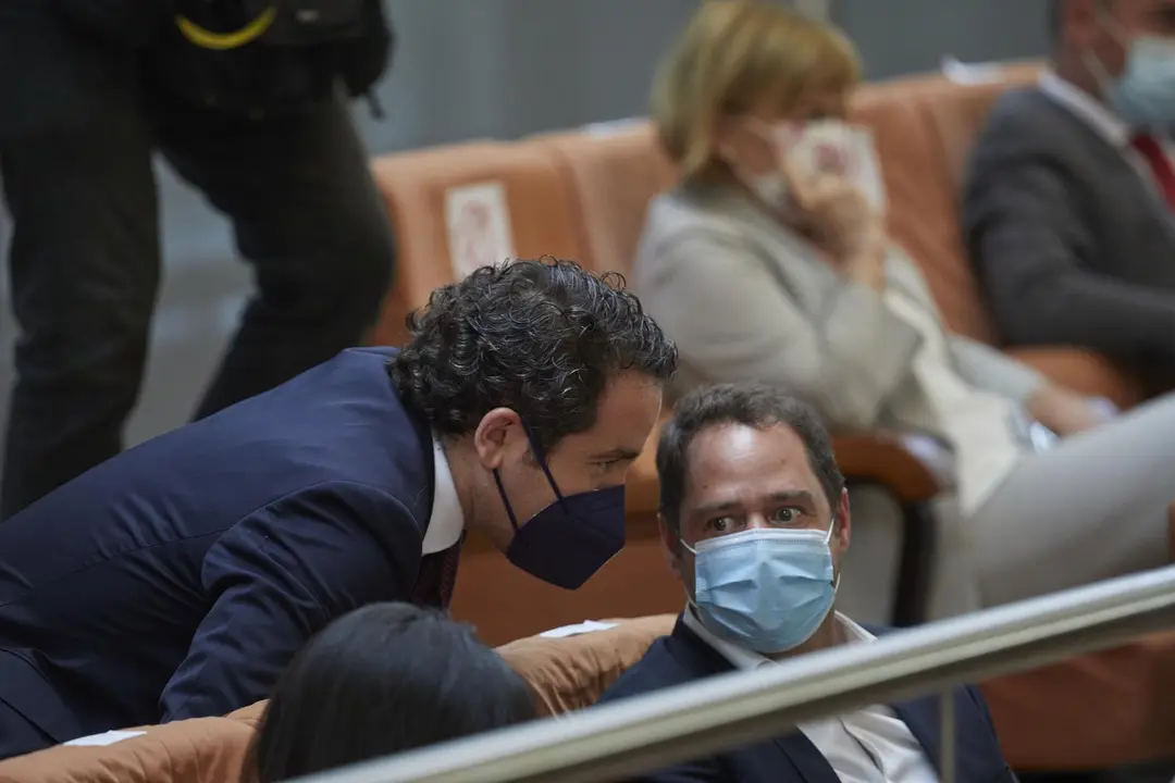 El secretario general del Partido Popular, Teodoro Garc&iacute;a Egea, conversa en la segunda sesi&oacute;n del pleno de investidura de la presidenta en funciones de la Comunidad y candidata a la reelecci&oacute;n, Isabel D&iacute;az Ayuso, a 18 de junio de 2021, en Madrid (Espa&ntilde;a).
