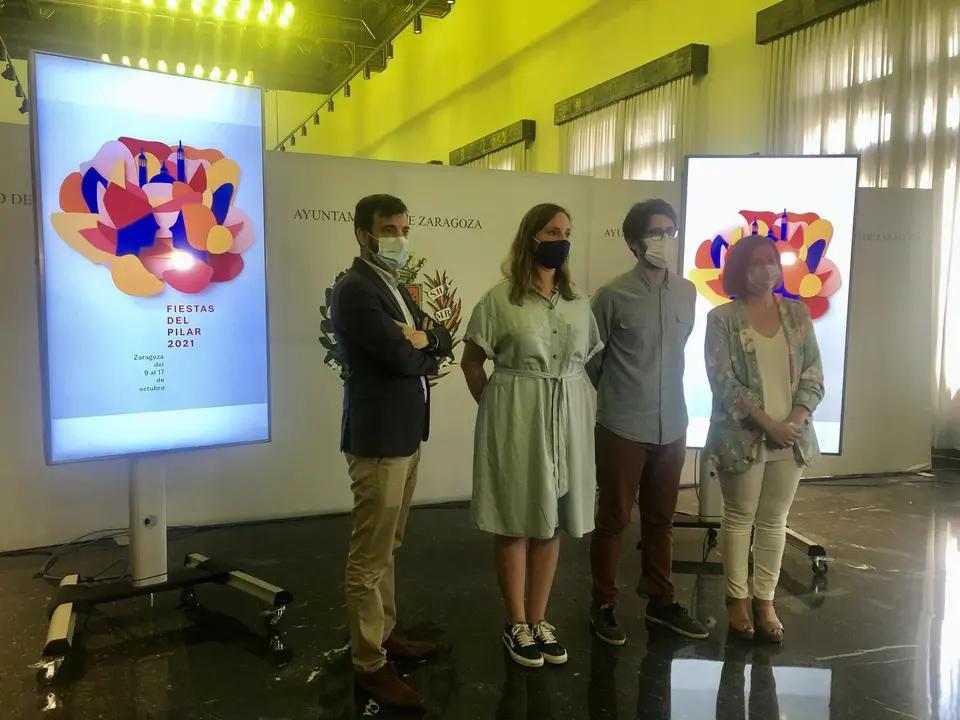 La vicealcaldesa, Sara Fern&aacute;ndez, junto a los ganadores del concurso, Miguel Frago e In&eacute;s Marco durante el anuncio del cartel de las Fiestas del Pilar 2021